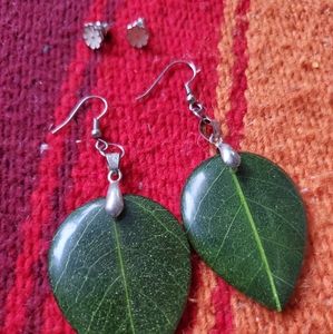 Leaf earrings with white daisy studs